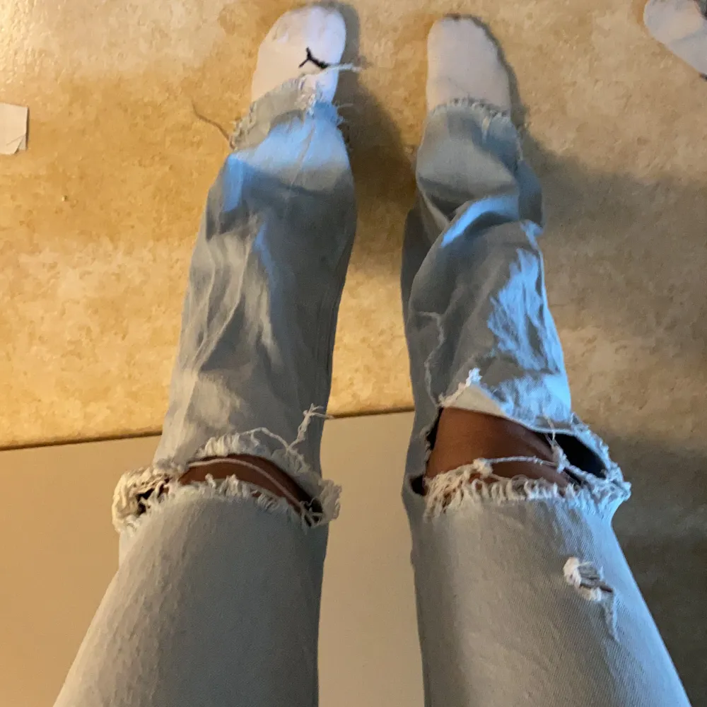 skit snygga jeans från zara som tyvärr inte kommer till användning längre. använda men som nya. Långa i benen. . Jeans & Byxor.