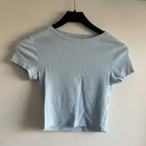 Ljusblå t-shirt i storlek XS, använd 1 gång.