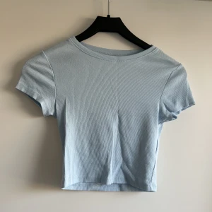 Ljusblå t-shirt  - Ljusblå t-shirt i storlek XS, använd 1 gång.