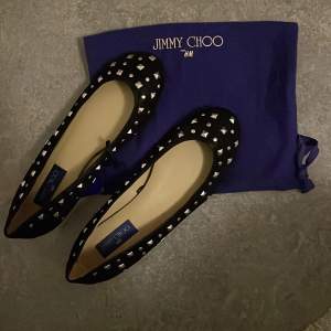 Säljer dessa fina Jimmy choo for H&M ballerina skor i storlek 39. Skriv järna om du är intresserad av att köpa💖💞