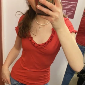 Röd tröja  - As snygg röd tröja. Fin till sommaren, middagar fester osv ❤️ 