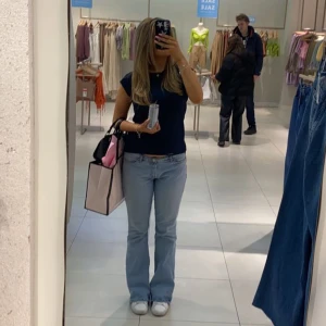 Lågmidjade jeans - Säljer mina superfina Lågmidjade jeans från Zara i storlek 40, säljer de då de är lite förstora för mig i midjan (har vanligtvis 38). 300kr + frakt. Pris kan diskuteras vid snabb affär🫶🏼