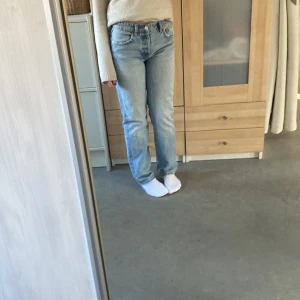 Zara mid rise jeans  - Säljer mina zara mid jeans eftersom de är för små för mig💗