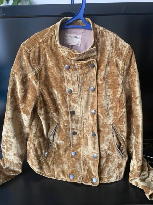 Free People Jacket - Velvet guld/gul Free People jacks. Snygg över en tischa eller annat. Lite glammig! Köpt i LA