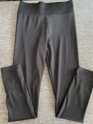 Träningstights barn - Tightsen är köpta på Stadium och är aldrig använda. De är i storleken 134/140 och säljs pågrund av att inte passat i storleken. De är i ett jätte bra skick och ser precis nya ut!✨🤩Inköpta för 180 Kr.