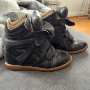 Isabel Marant skor  - Jättefina, svarta Isabel Marant skor. Lite slitna som man ser på bilderna, därav priset🥰🥰