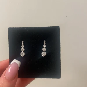 Guld örhängen  - Säljer dem här söta örhängena från ur&penn. Dem är i 9k guld. Köpte för 1700kr. Aldrig använda eller ens testade. Man ser inte guldet direkt när dem är på så man kan väl säga dem e silvriga. Pris kan diskuteras 