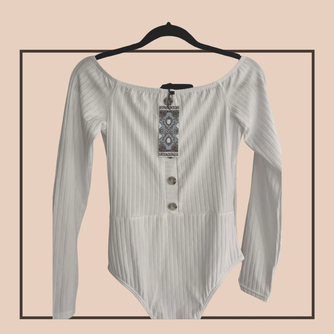 NY! Långärmad body med knappar från Boohoo  - 90