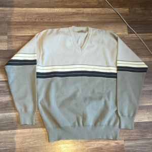 Vintage Sweatshirt - Vintage baggy sweatshirt som ger lite vintage Nike vibbar. Storlek XL men sitter som oversized M