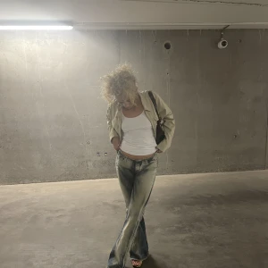 Vårjacka - Skitsnygg jacka som påminner om 80-90 talet, sitter så snyggt men kommer inte till användning längre. 