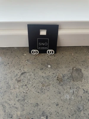 Snö of Sweden öronhängen  - Nya och oanvända öronhängen från Snö Of Sweden! Köpta för 249kr