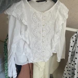 Söt zara blus - Säljer denna söta zara blusen, har inte fått någon andvändning av den, nysckik. Skriv för frågor eller intressen 