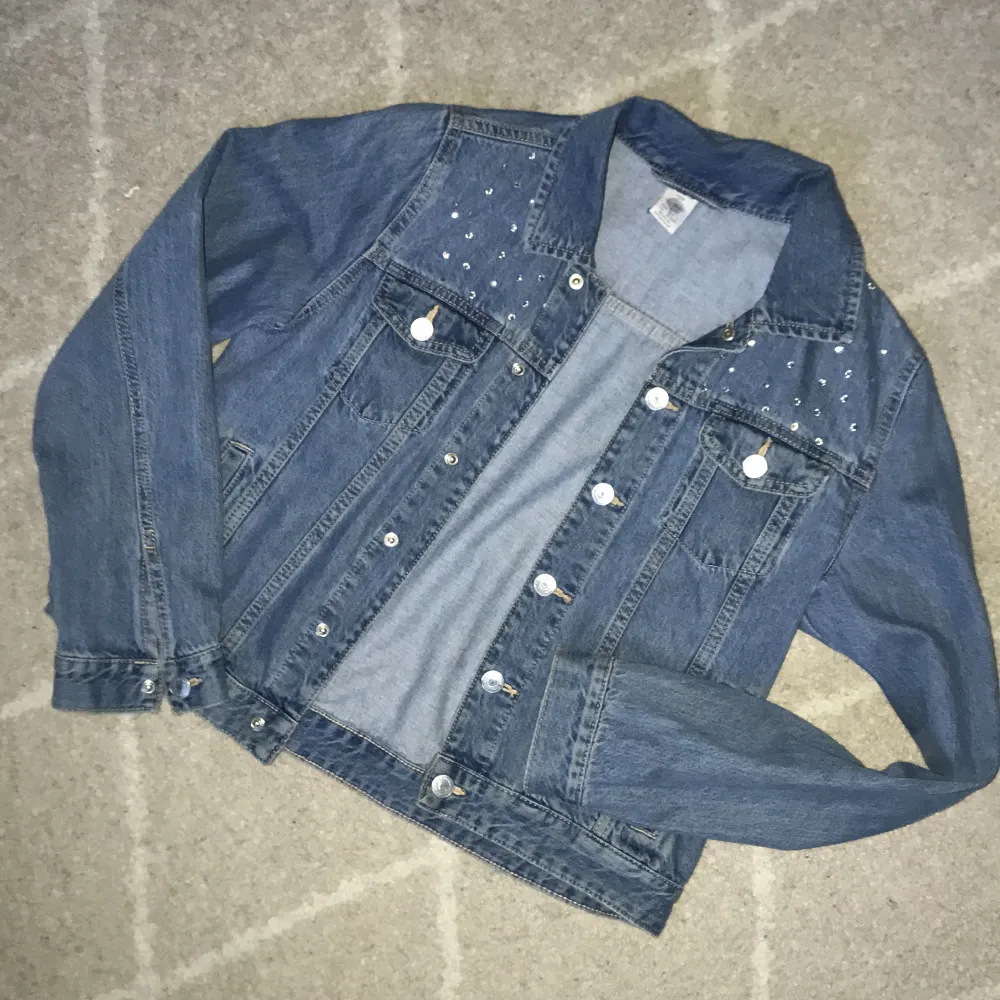  Jätte Sparanvänd jeans jacka med glitter diamanter i jeansblå färg,  Stl 164 , 13-14 år. Jackor.