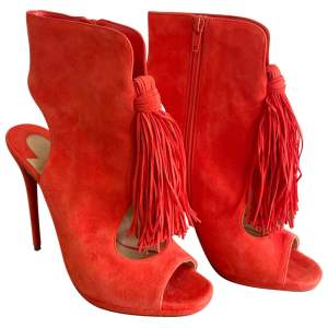 Fringe tassel. Suede shoe crafted with cutouts in ankle boot-inspired silhouette Side-zip with cutout heel and exposed arch 13CM Stiletto Heel Tagged Size 38.5 Made in Italy Barely worn, original red sole. Minor  wear on suede, overall good condition