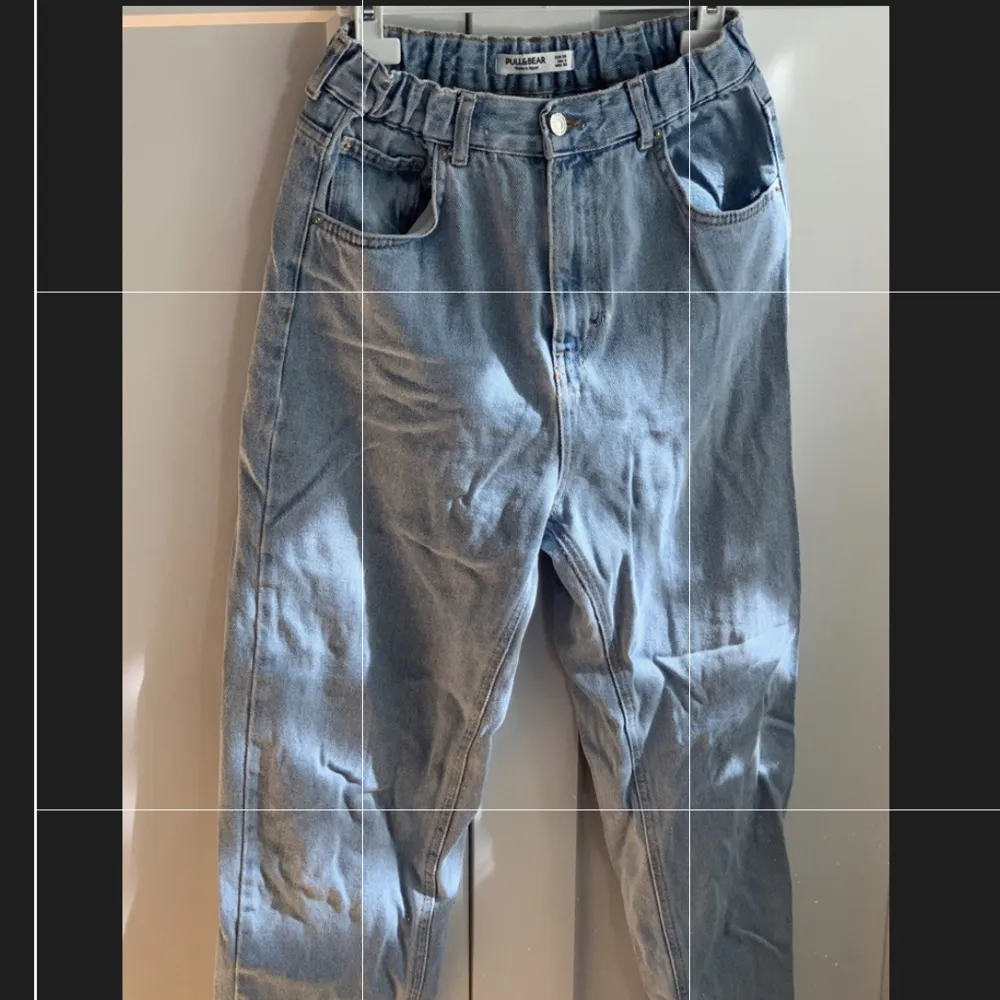 Säljer nu mina favorit jeans från Pull & Bear. De är i väldigt bra skick men har en liten slitning/hål nära gylfen.. Jeans & Byxor.