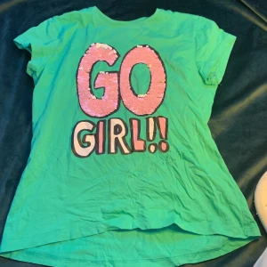 T-shirt - Grön t-shirt med rosa text