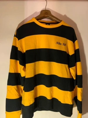 Nike Sb sweater - Gulsvart Nike Sb tröja som bara använts ett par gånger och fortfarande du mycket bra skick. Storlek L. Tar även emot prisförslag!