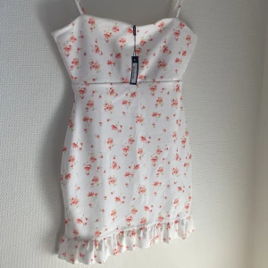 Oanvänd klänning  - Strl S men passar nog M bättre! Oanvänd