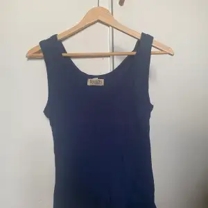 Säljer detta söta marinblå linnet i ribbat material. Passar S-M💓 perfekt basplagg i garderoben!
