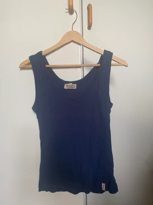 Marinblått linne - Säljer detta söta marinblå linnet i ribbat material. Passar S-M💓 perfekt basplagg i garderoben!