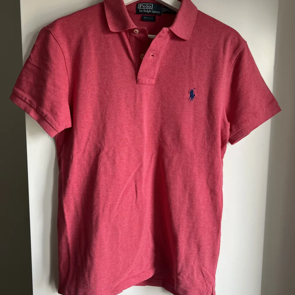Det är en röd/rosa Ralph lauren pike tröja som inte längre används. Det är barnstorlek M.. Skjortor.