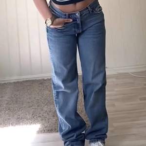 Fina lågmidjade straight jeans från Gina Tricot. Sitter superfint, men använder inte längre. Bilderna är lånade.