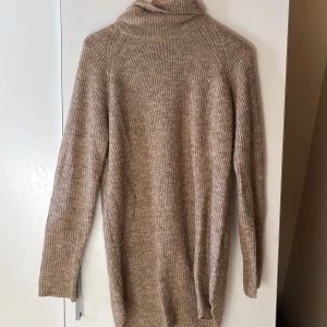 Stickad klänning  - Super fin stickad brun klänning från pieces. Nyskick. Priset går att diskutera ❤️🥰🫶🏼
