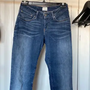 Ett par mörkblåa Levis jeans 