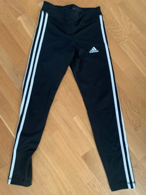 Adidas tights stl 152, nyskick - Tights märket adidas, stl 152.  I nyskick!