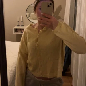 Kofta  - stickad ljusgul kofta 💛