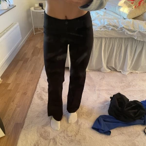 Svarta lågmidjade kostymbyxor - Svarta lågmidjade kostymbyxor i ett mycket stretchigt material💗Lite lite korta på mig som är 167 cm. Köpta second hand! Köparen står för frakt 💗💗