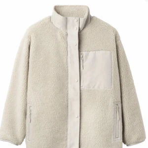 Pilejacka - CW by Carin Wester - Lårlång, fodrad jacka i rak modell. Fluffigt pilekladd med krage, plakett och bröstficka i kontrasterande textur.  Kan skickas- köparen står för frakten  