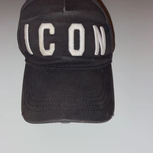 Dsquared2 keps - Lite sleten men inget som syns när man har den på sig Kan gå ner i pris vid snabb affär