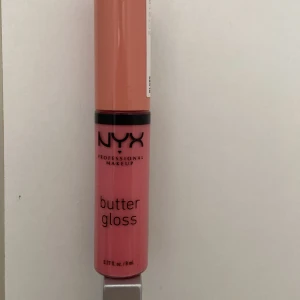 Nyx butter gloss - Hej! Säljer denna HELT oöppnade buttergloss från nyx i färg créme brulée. Kontakta mig vid intresse eller köp. ❤️