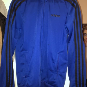 Adidas tröja S - Adidas tröja till salu storlek S Inte använt så mycke. Bra skick