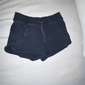 Sport shorts - Sport/tränings shorts ifrån hm sport. Två fickor fram & en bak.  Nytvättade från ett rökfritt hem, pälsdjur finns men inte på kläderna.   50kr eller bud.
