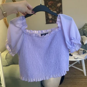 Lila croptop  - Lila croptop som går att ha både on och off shoulder. 