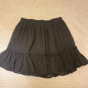 Kjolar  - Säljer dessa två kjolar som påminner om varandra. Båda är i storlek M och passar mig som är 177 lång. De är  använda fåtal gånger!🖤