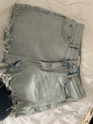 Zara shorts  - Jättefina zara shorts som tyvärr blivit för små för mig:( Storlek 36💘