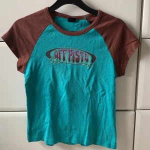 Blå tröja med tryck - Använd max 2 gånger, står inte någon storlek men skulle säga XS/S. Använd gärna köp nu 💗