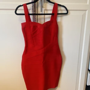 klänning  -  Röd klänning, stretchigt material passar både 34 och 36 aldrig använd.  säljer för 300 kr, pris går att diskutera🥰😊