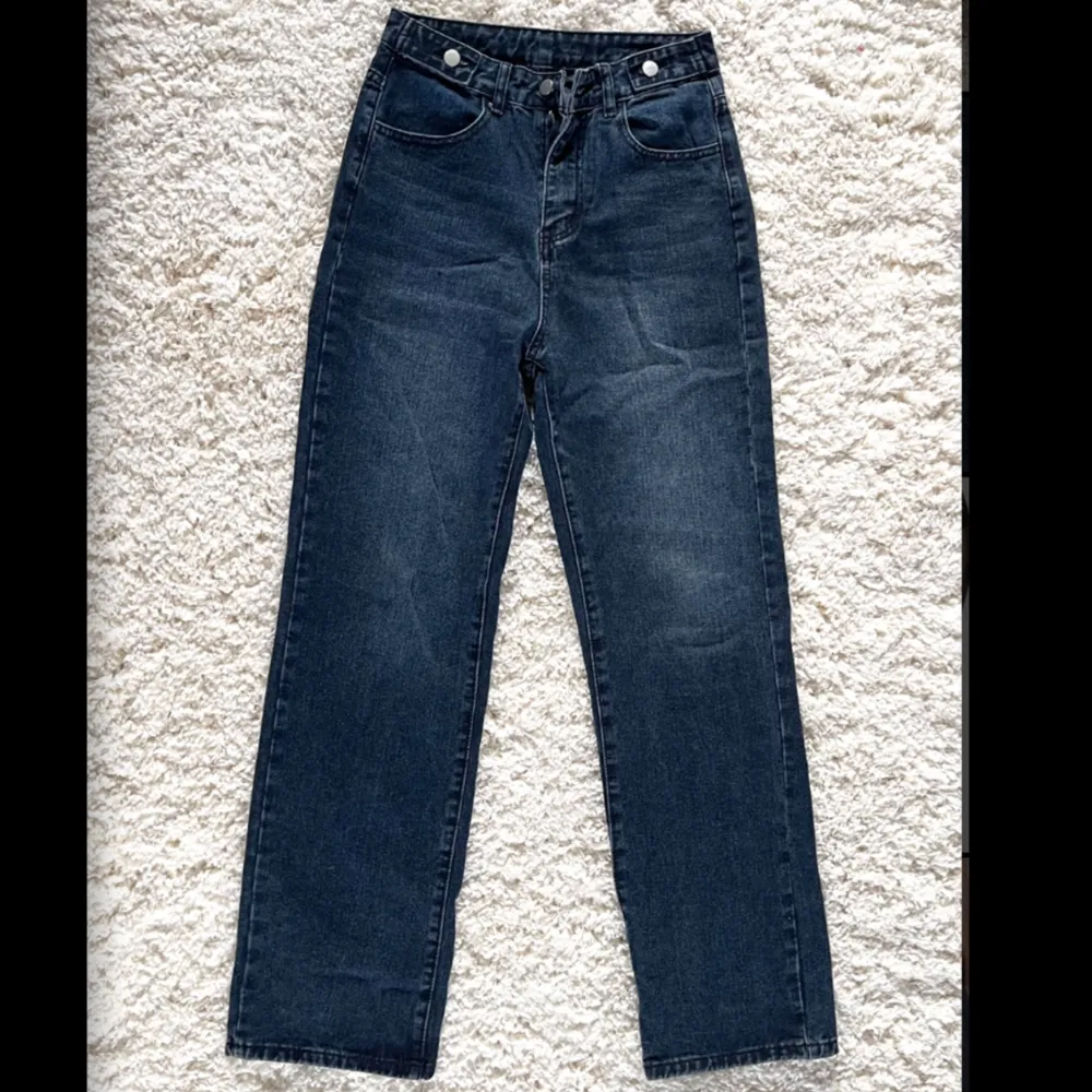 Säljer dessa coola mörkblåa straighta jeans! Helt nya, alltså inte använda! Frakt tillkommer 60kr spårbar❗️ Storlek = XS. Jeans & Byxor.