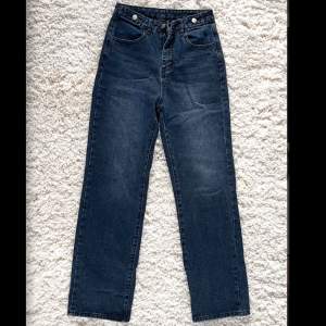 Säljer dessa coola mörkblåa straighta jeans! Helt nya, alltså inte använda! Frakt tillkommer 60kr spårbar❗️ Storlek = XS