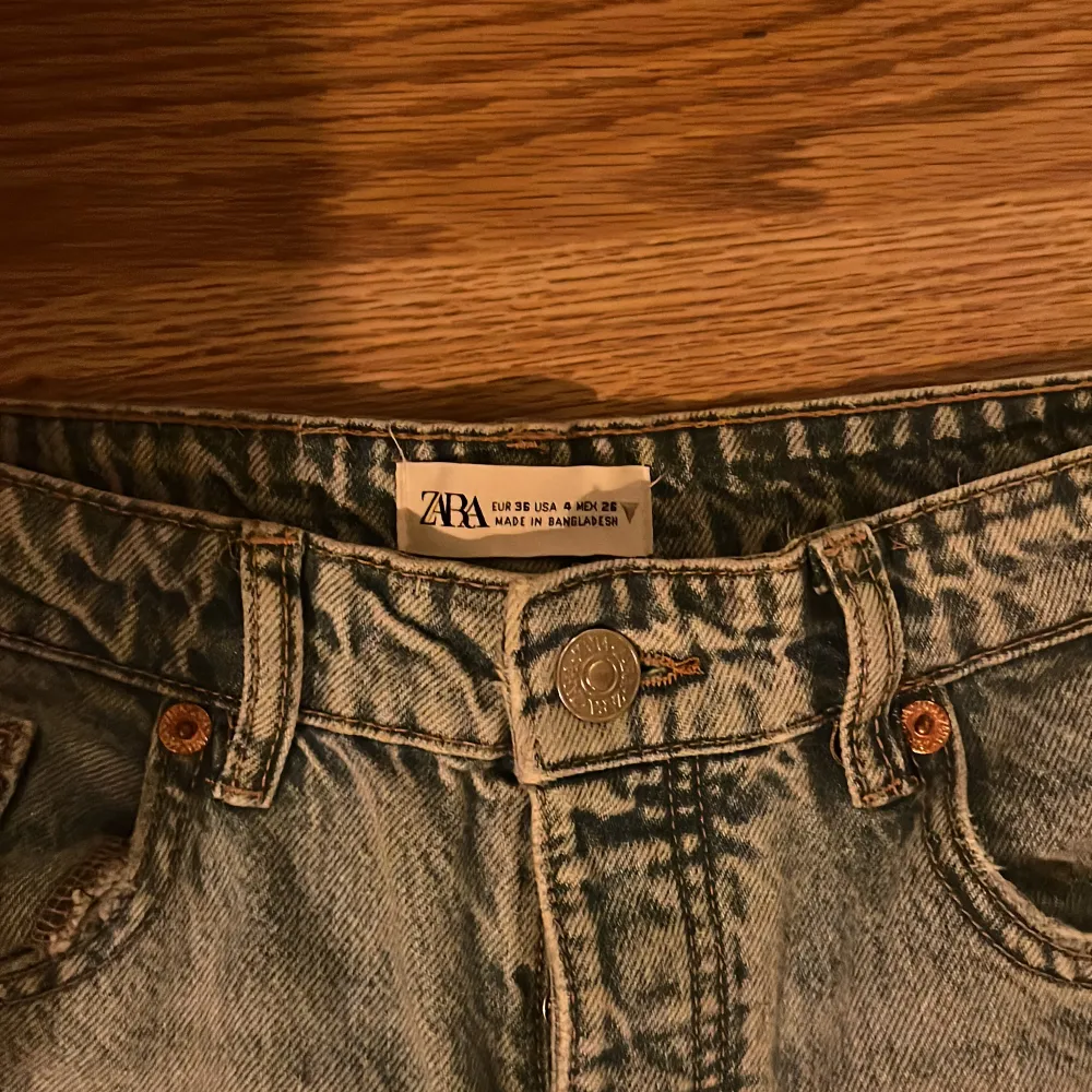 Ljusblåa vida jeans i kortare modell från zara i storlek 36. Endast använda två gånger  så de är i nyskick o utan defekter. Hör av dig om du undrar något💕. Jeans & Byxor.