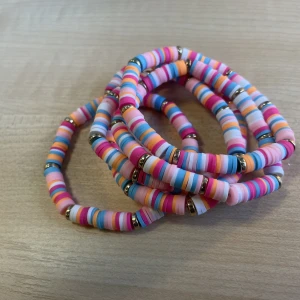 Jewelstar Armband - Armband från Jewelstar med randigt motiv. Endast ett armband ingår oavsett bilden. Vi har 3 för 2 erbjudande vilket kan användas om du vill.