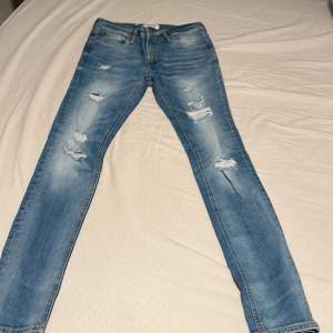 Rensar gammal garderob ett par fräscha jeans som använts enstaka gång dom är som nya Storlek 29/32