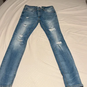 JACK&JONES Jeans skinny - Rensar gammal garderob ett par fräscha jeans som använts enstaka gång dom är som nya Storlek 29/32