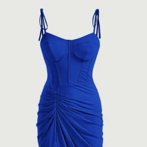 Blå Asymmetrisk Klänning - Säljer denna klänning för den ej passde min kropps typ. Aldrig använd bara testad i str L