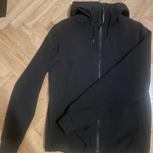 Cp comapny jacka m - Säljer min cp jacka då jag beställde för liten storlek har använt den ett fåtal gånger storlek M Nypris cirka 3700