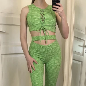 Grönt set - Grönt set från bershka, topp i storlek s och byxor i storlek xs. Har sytt upp byxorna så dem passar perfekt på nån som är 160 cm och under, annars i bra skick. Säljer för 200 kr plus frakt. 💖